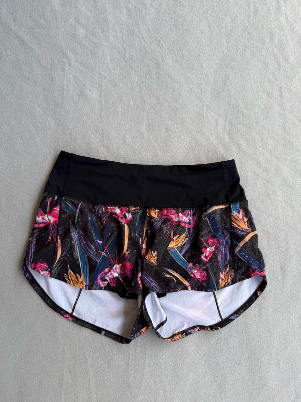 Lululemon Speed up Shorts Women Sz 8 Black Jungle Birds of Paradise Print Lined